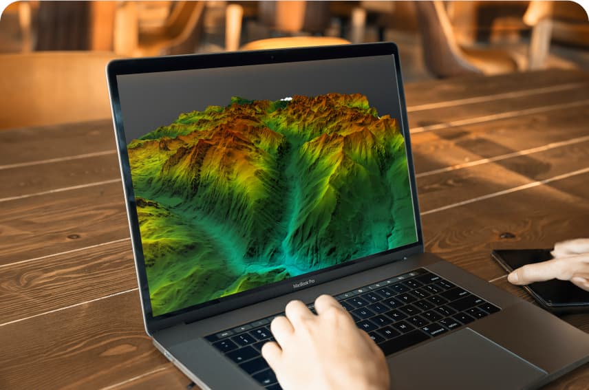 Imagen de una pantalla de notebook con un DTM (modelo digital de terreno)